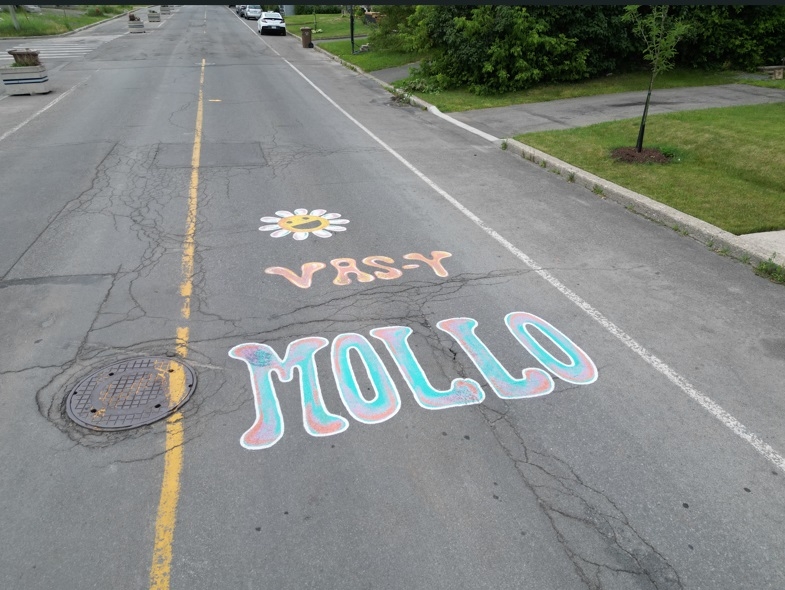 La campagne « Vas-y mollo! » est de retour : le slogan peint sur trois rues